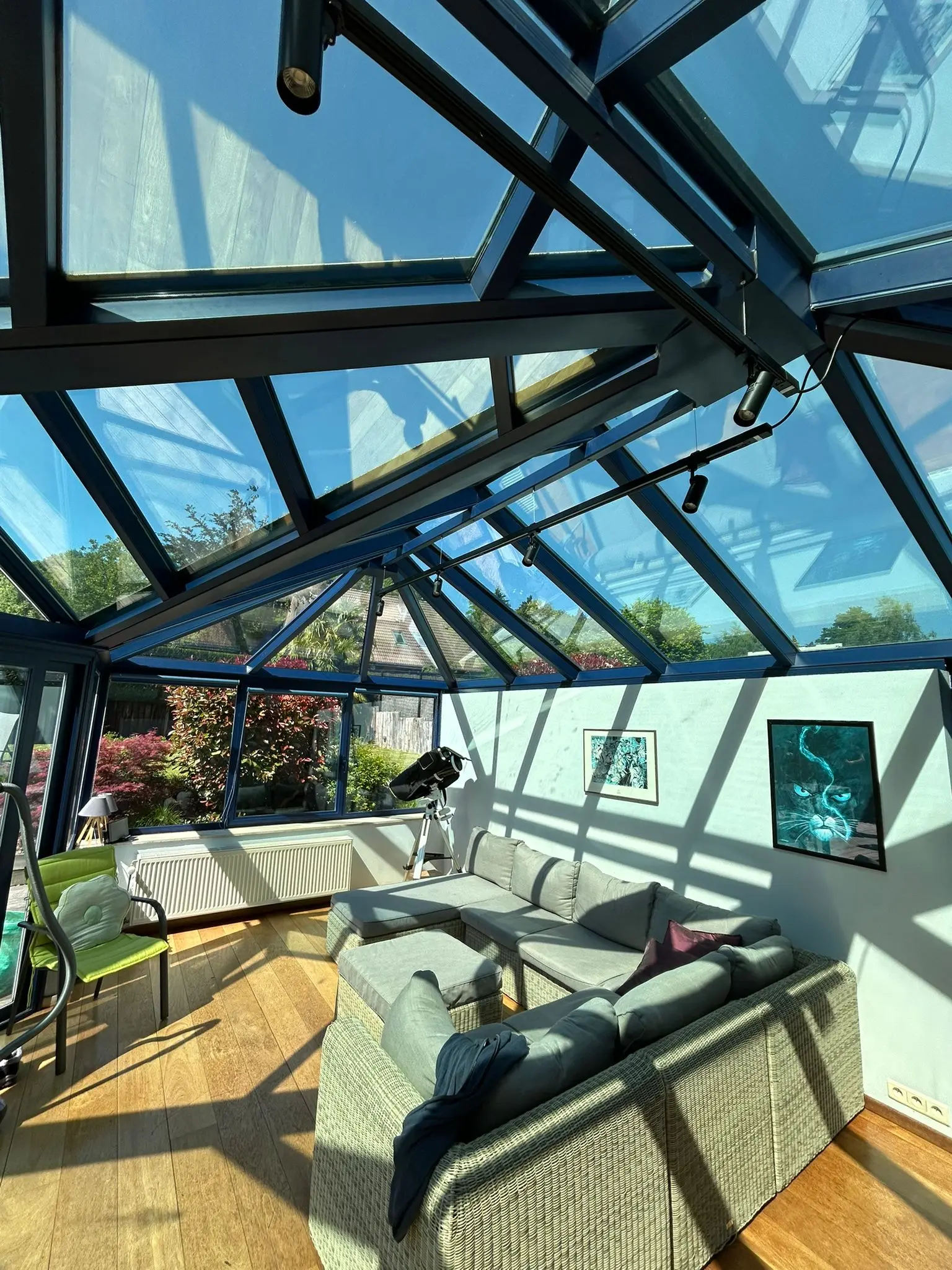 Un espace de vie ouvert sur le jardin par de grandes surfaces vitrées