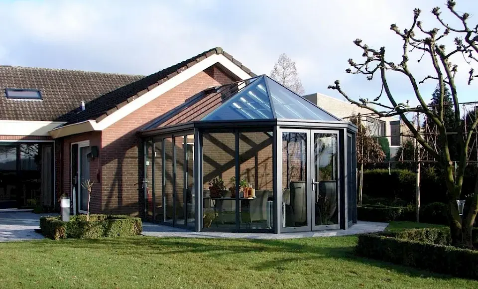 Maison avec une véranda vitrée