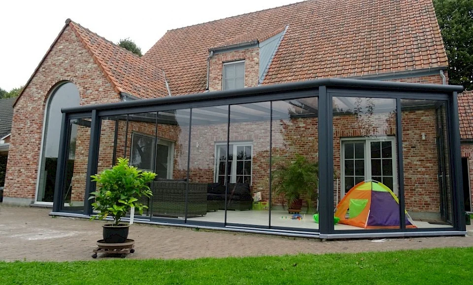 une belle maison avec une véranda moderne