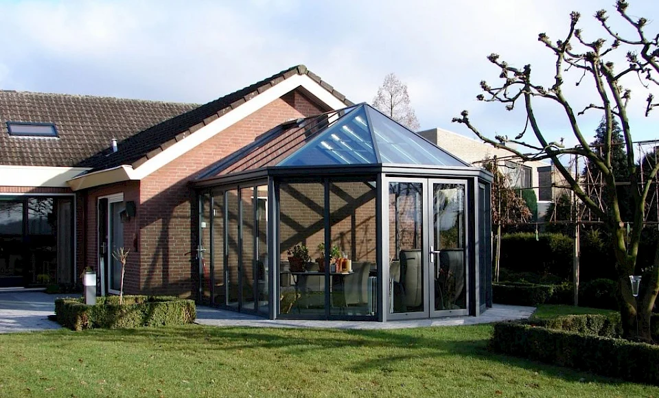 une belle maison avec une véranda moderne