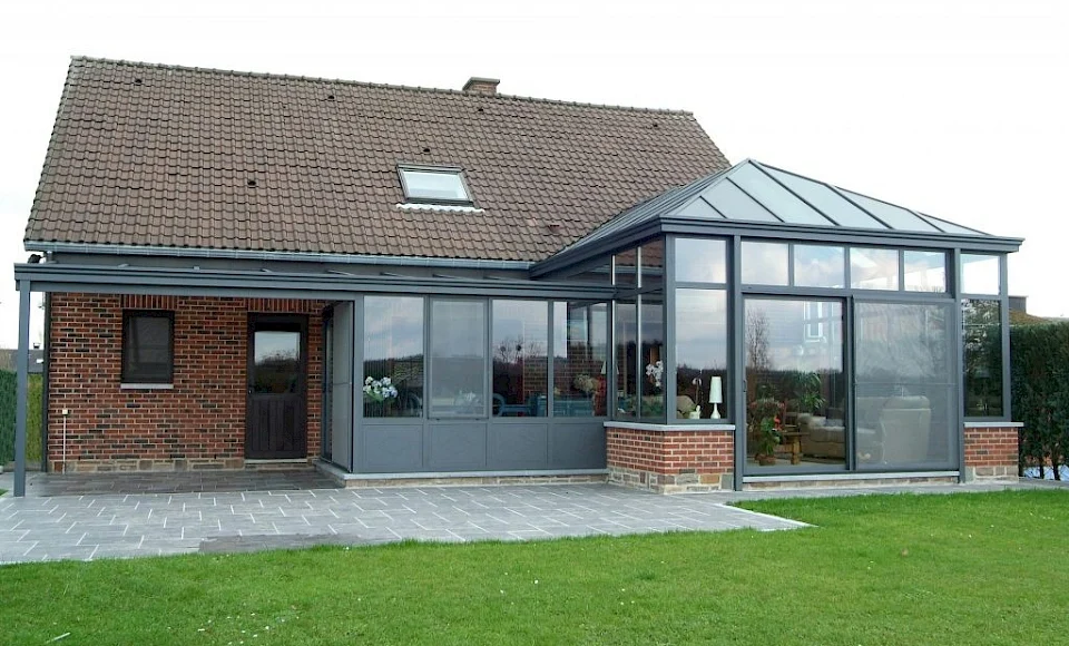 une belle maison avec une véranda moderne