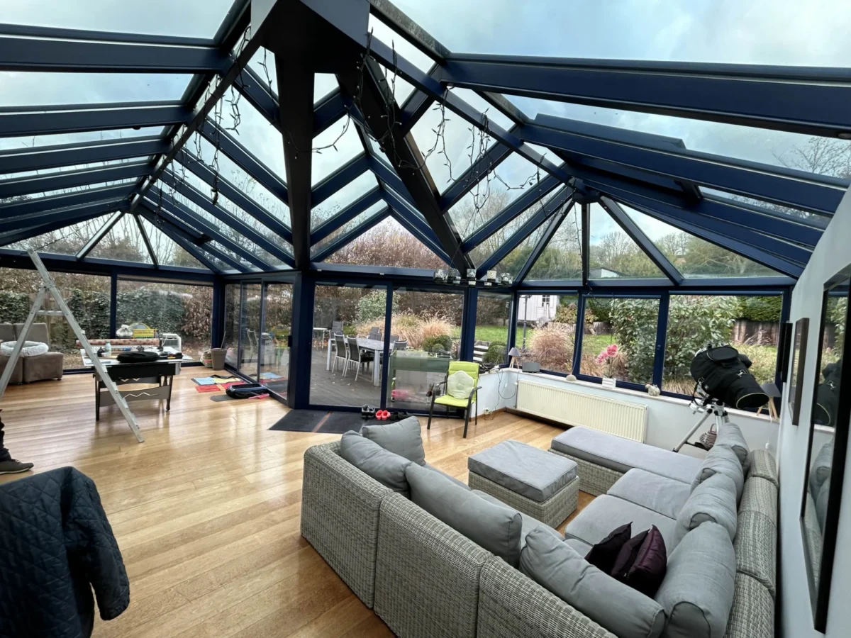 vue de l'intérieur d'une véranda en rénovation