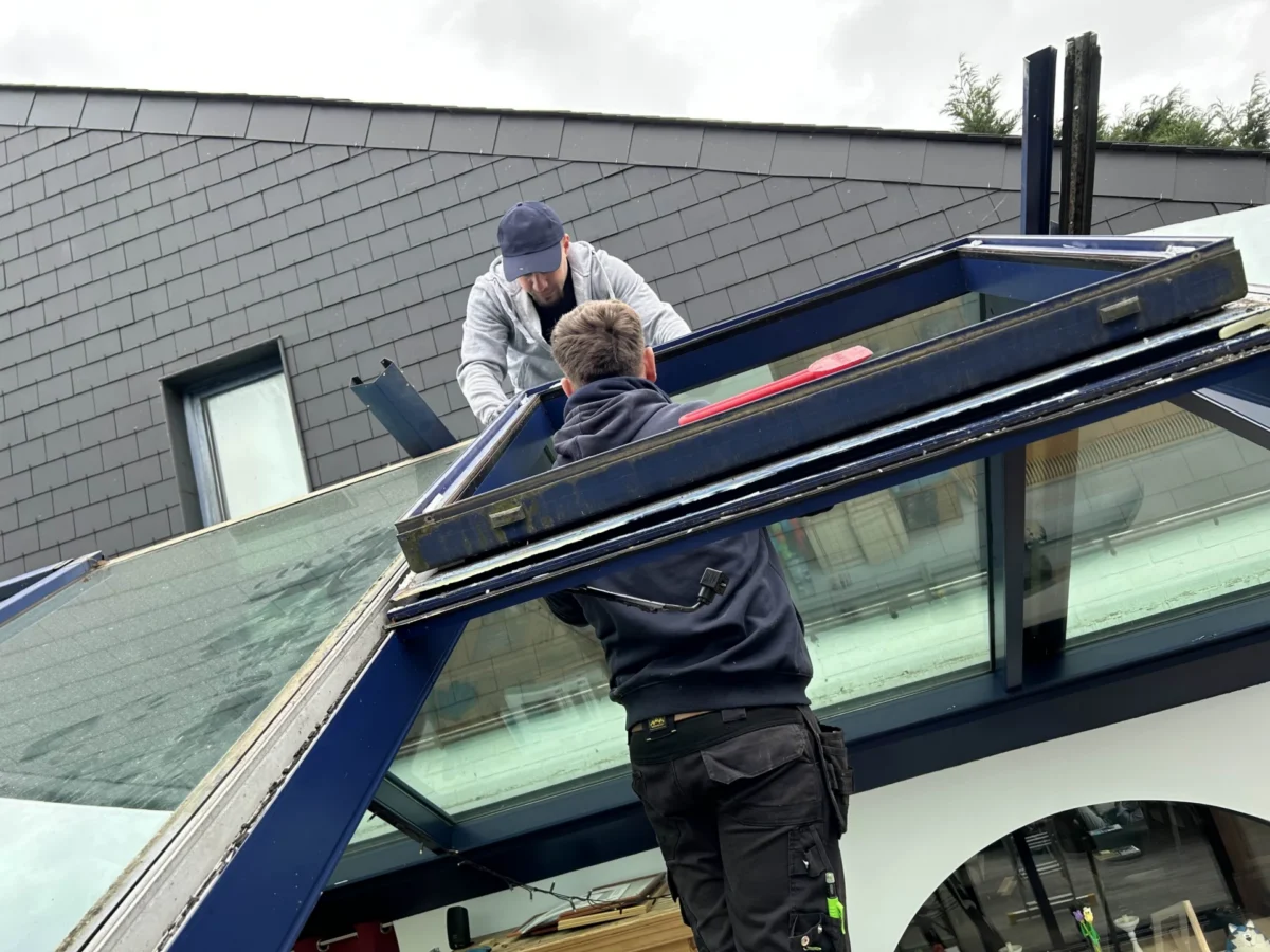 Des ouvriers réparent une véranda