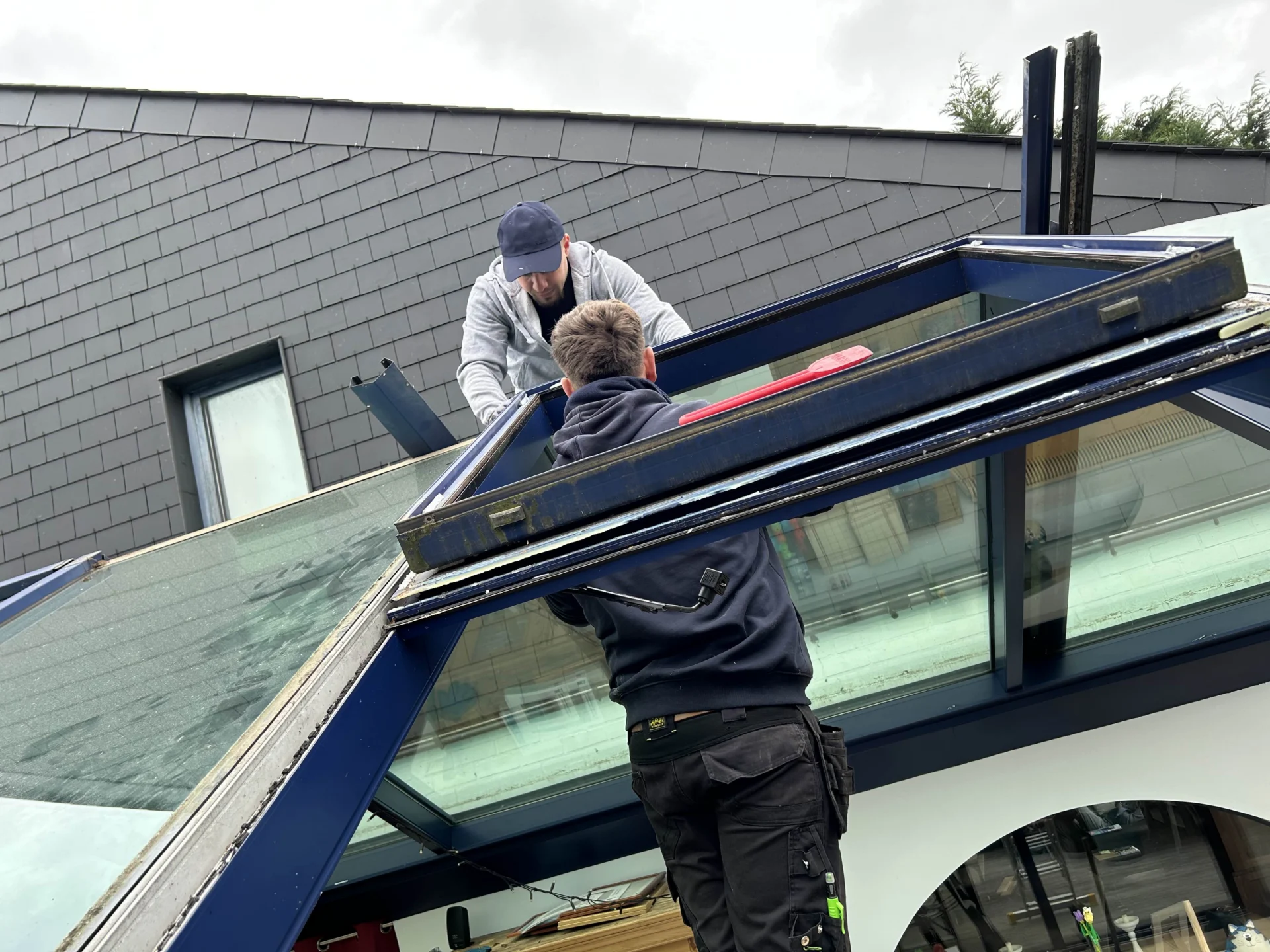 Des ouvriers réparent une véranda