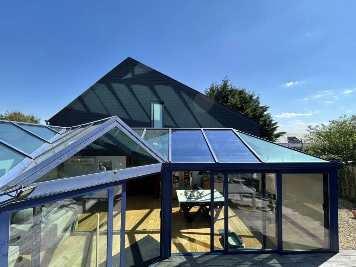 vue extérieure d'une véranda en réparation